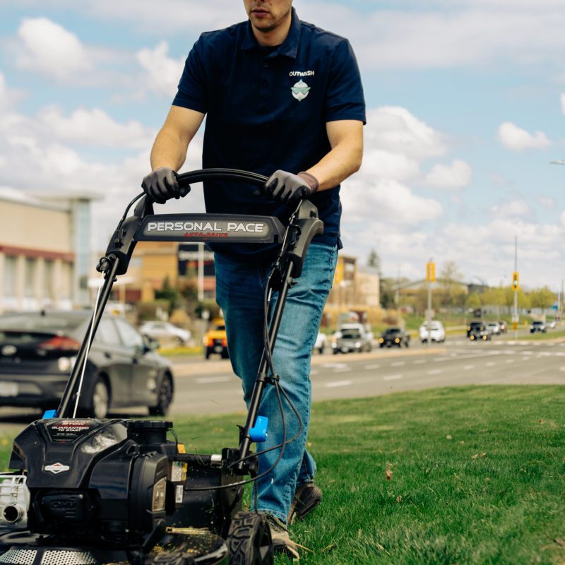 Commercial lawn mowing and grounds maintenance in Toronto